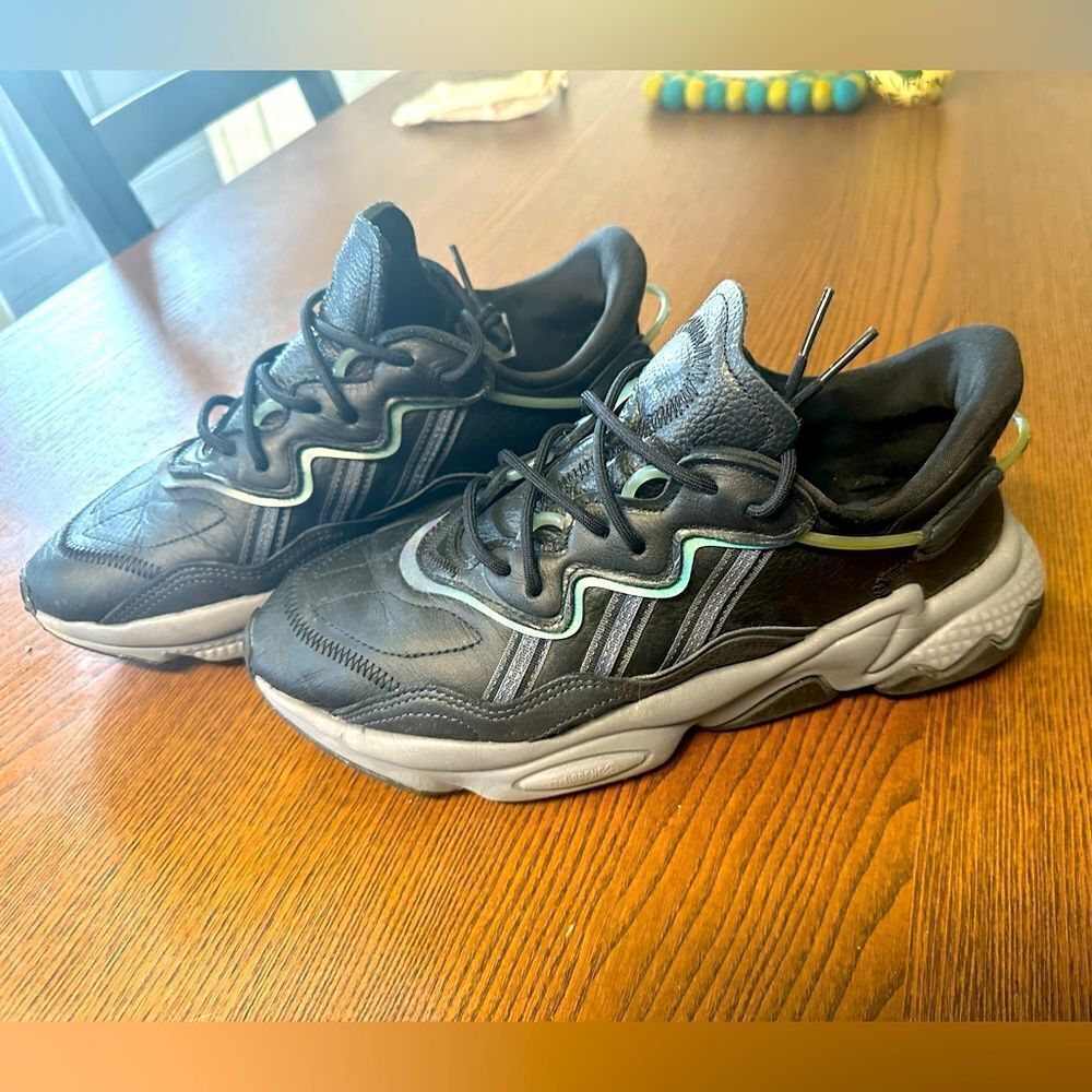 Adidas ozweego 9.5 like new